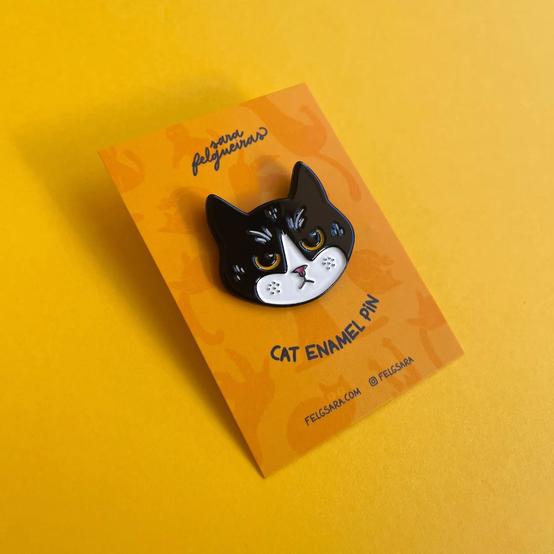 Leva este pin com gatos esmaltado contigo para todo o lado!